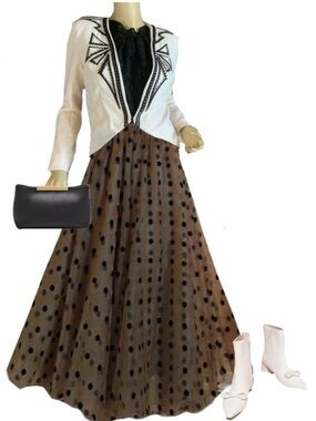 MUSES BY SHOP OFF WHTIE WITH BLACK AND SILVER BEADING CROPPED BLAZER (M)